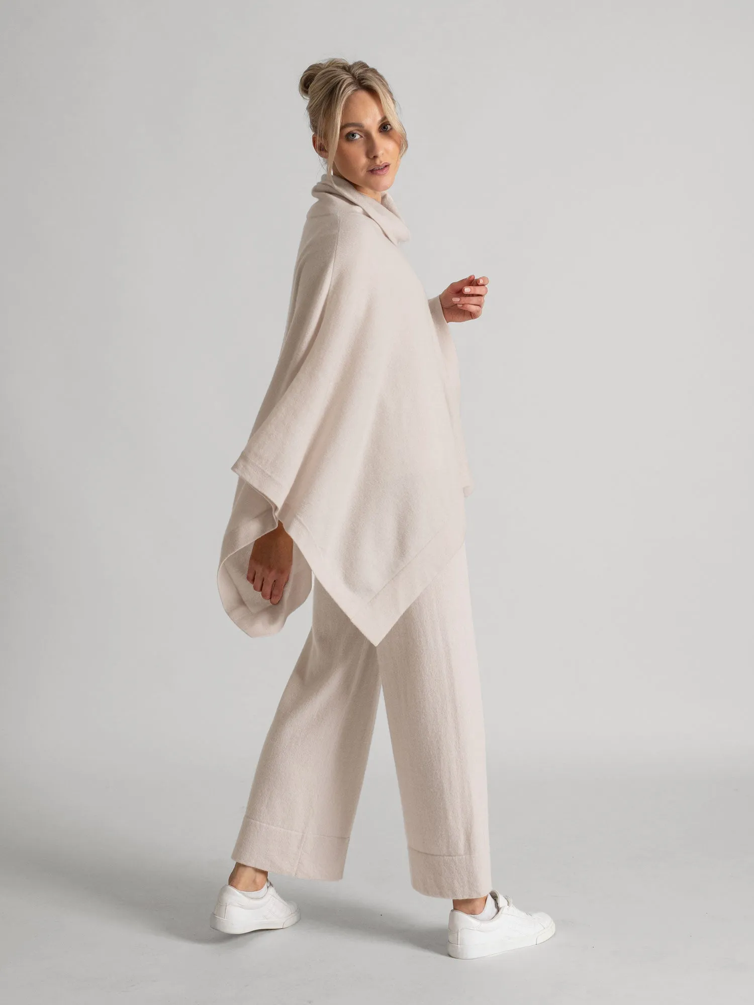 Cashmere poncho "Ylva" - pearl