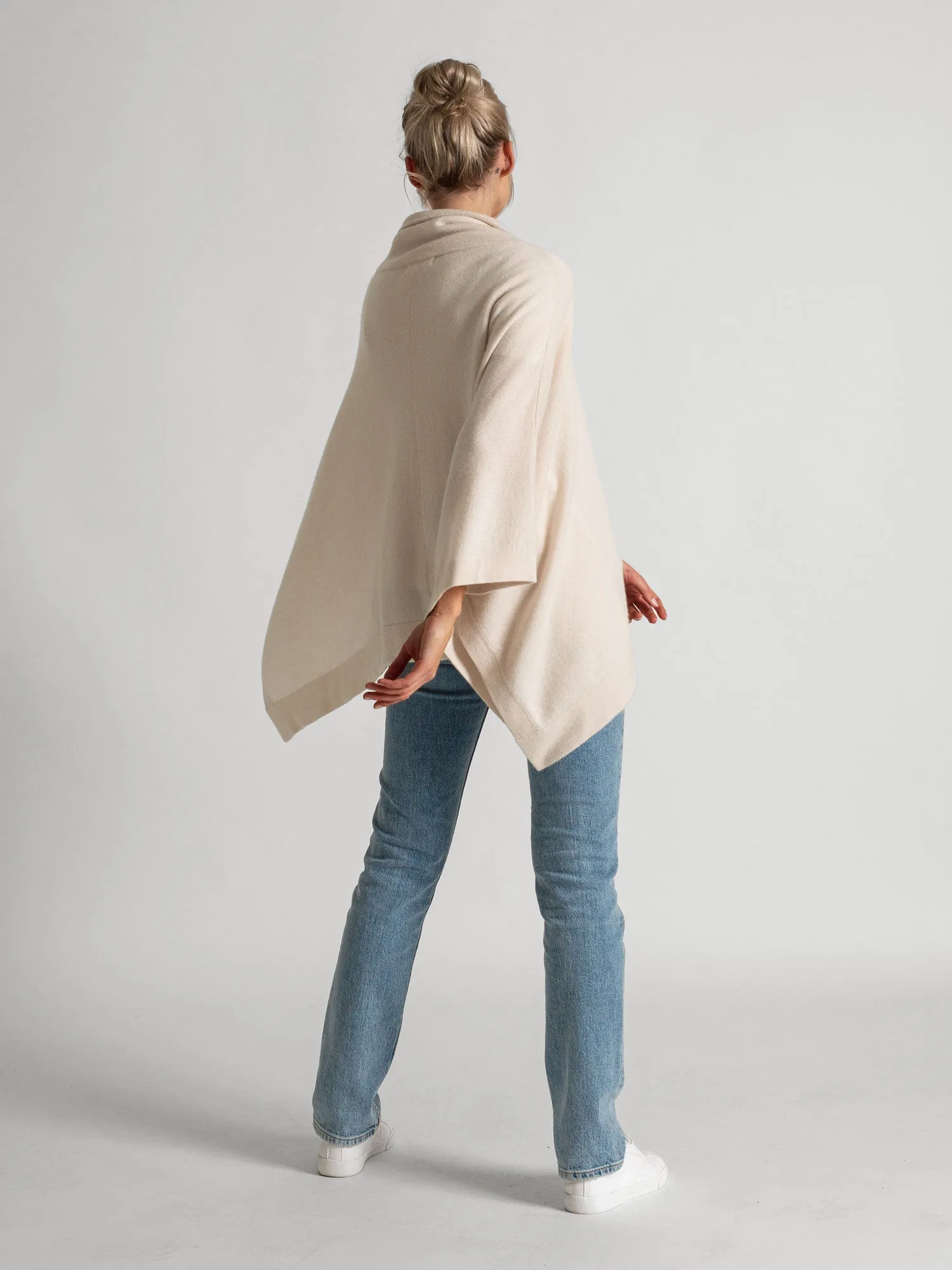 Cashmere poncho "Ylva" - pearl