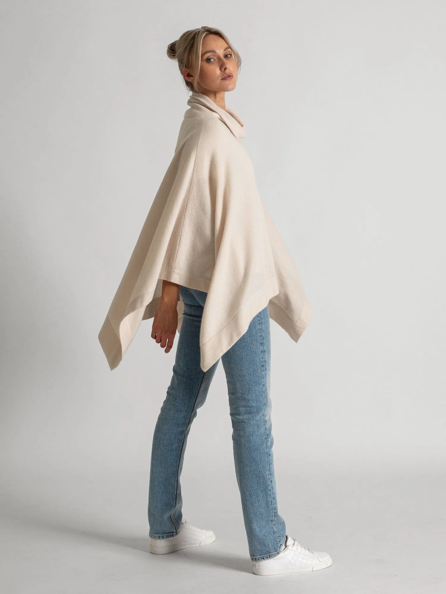 Cashmere poncho "Ylva" - pearl