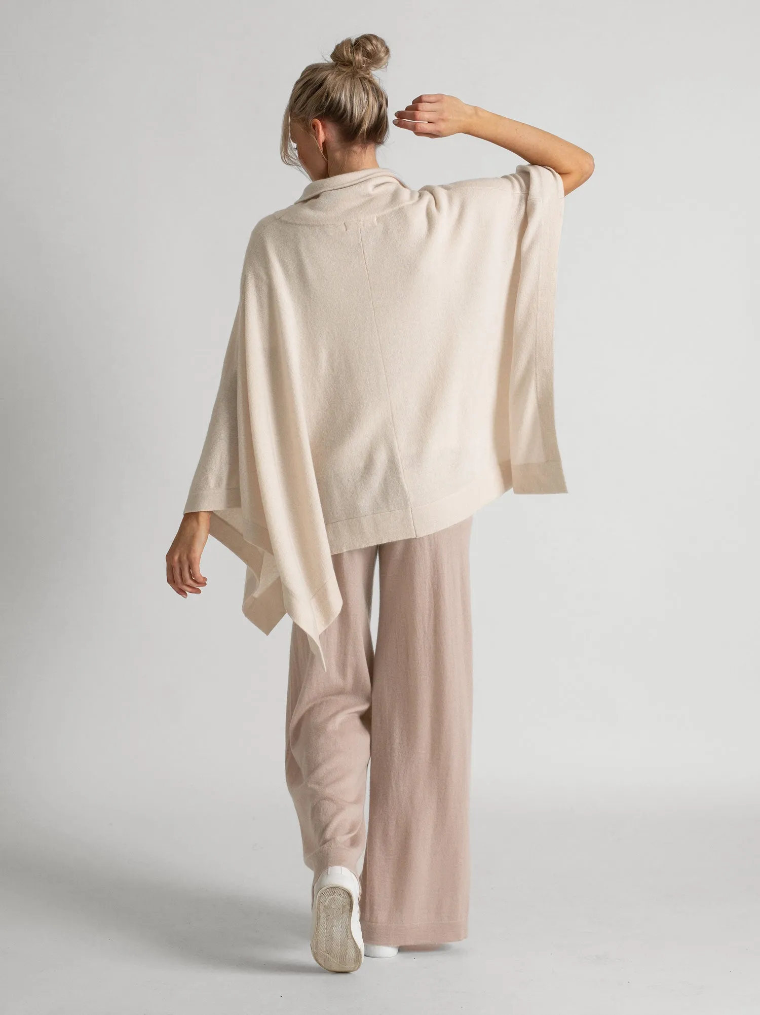 Cashmere poncho "Ylva" - pearl