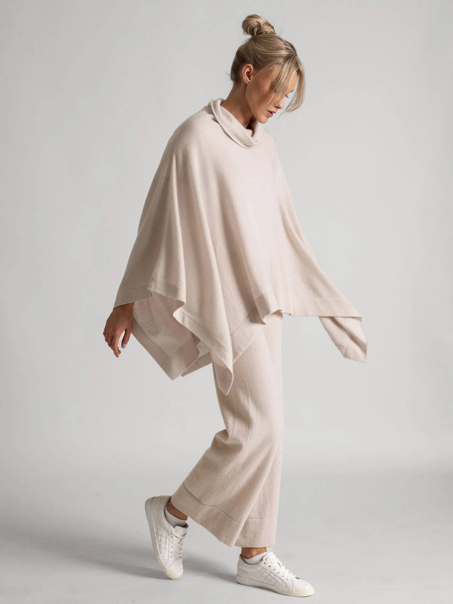 Cashmere poncho "Ylva" - pearl