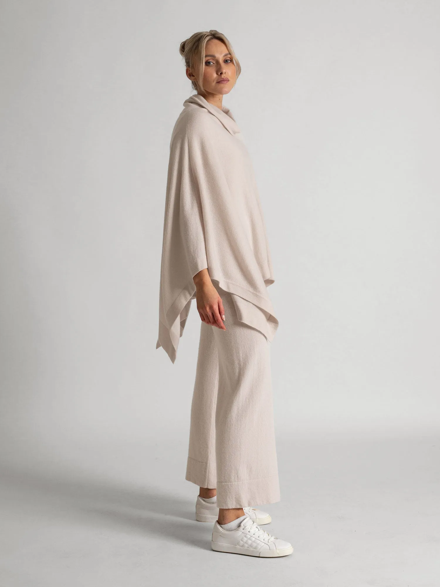 Cashmere poncho "Ylva" - pearl