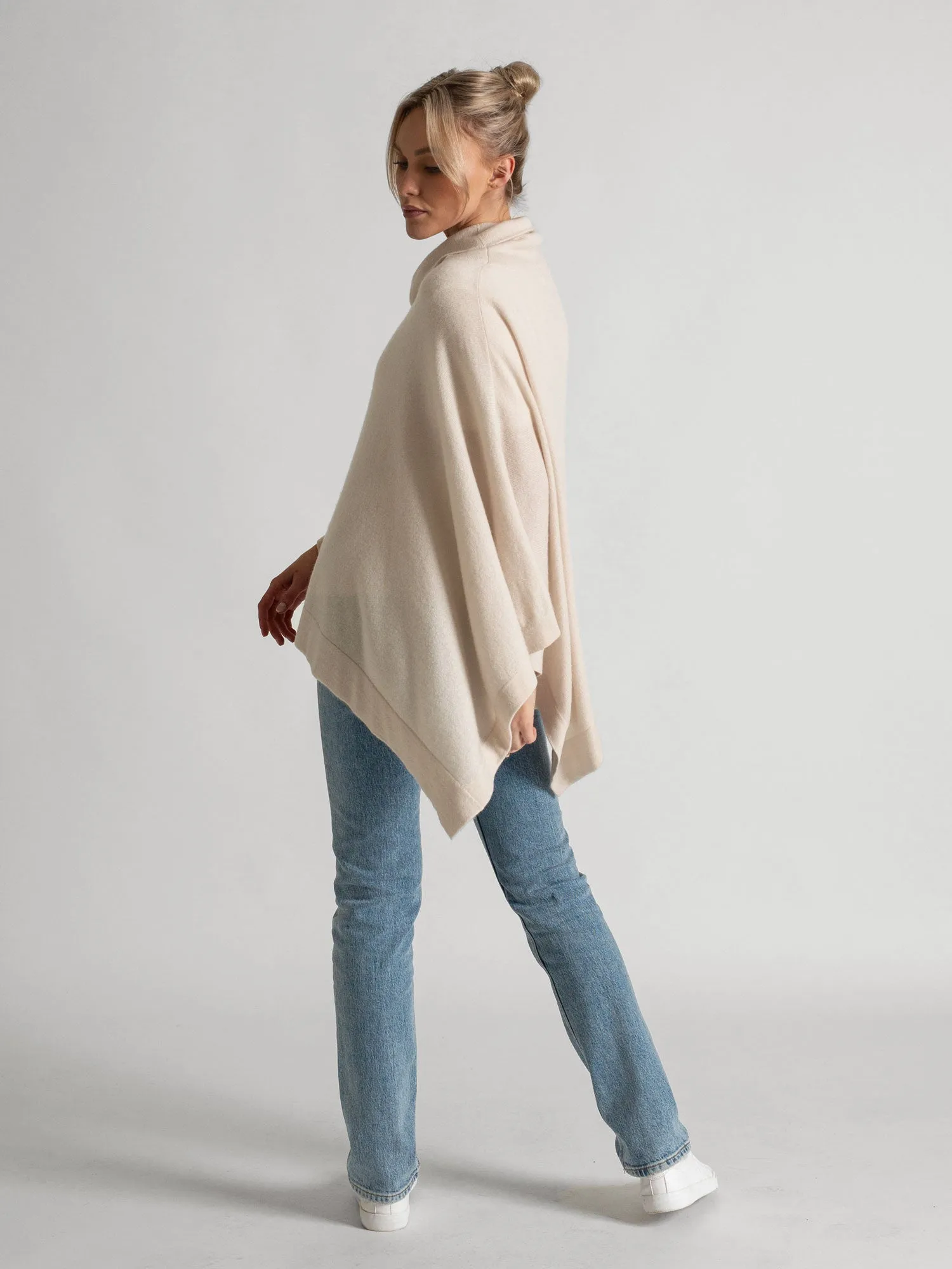 Cashmere poncho "Ylva" - pearl