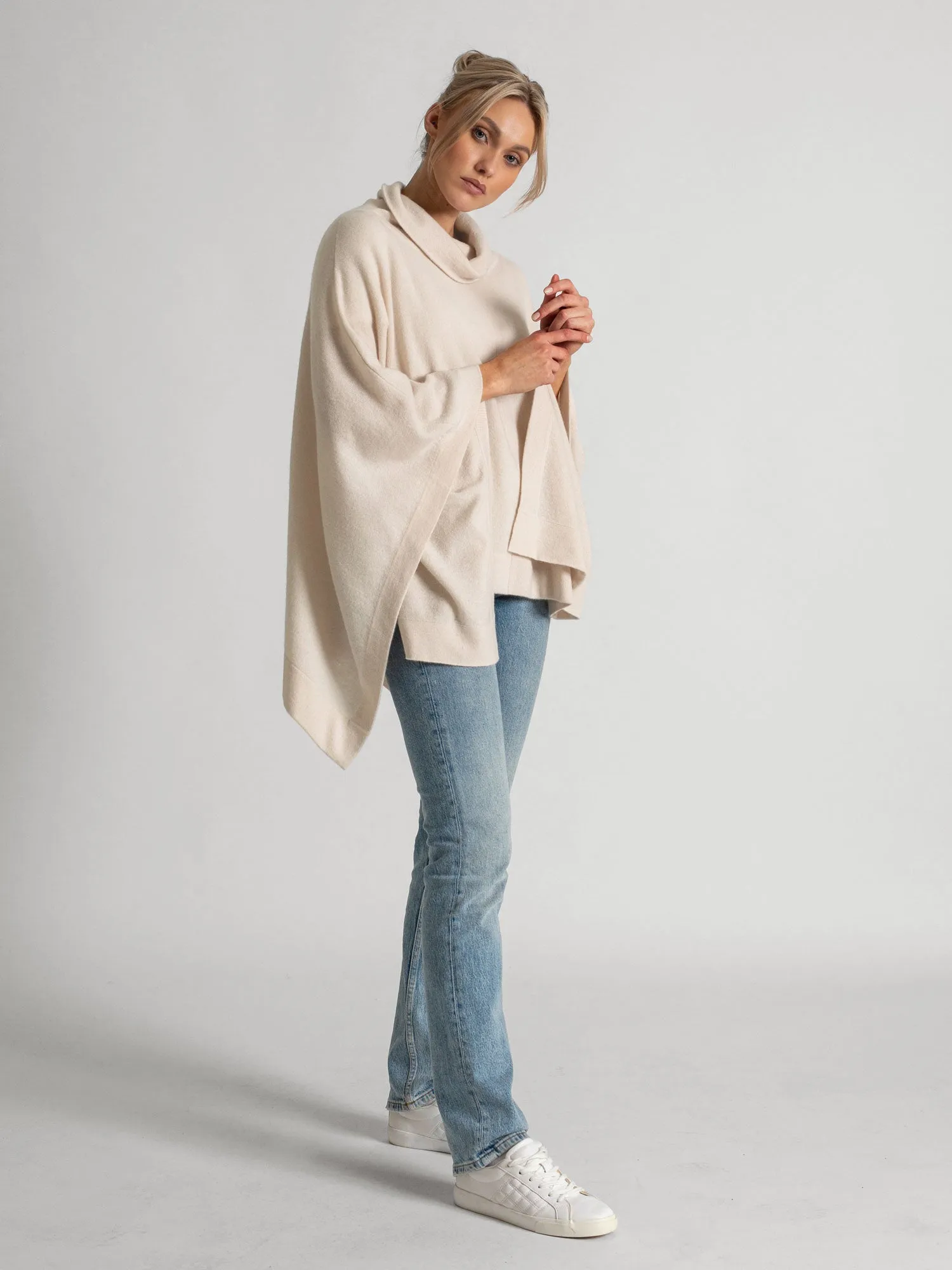 Cashmere poncho "Ylva" - pearl