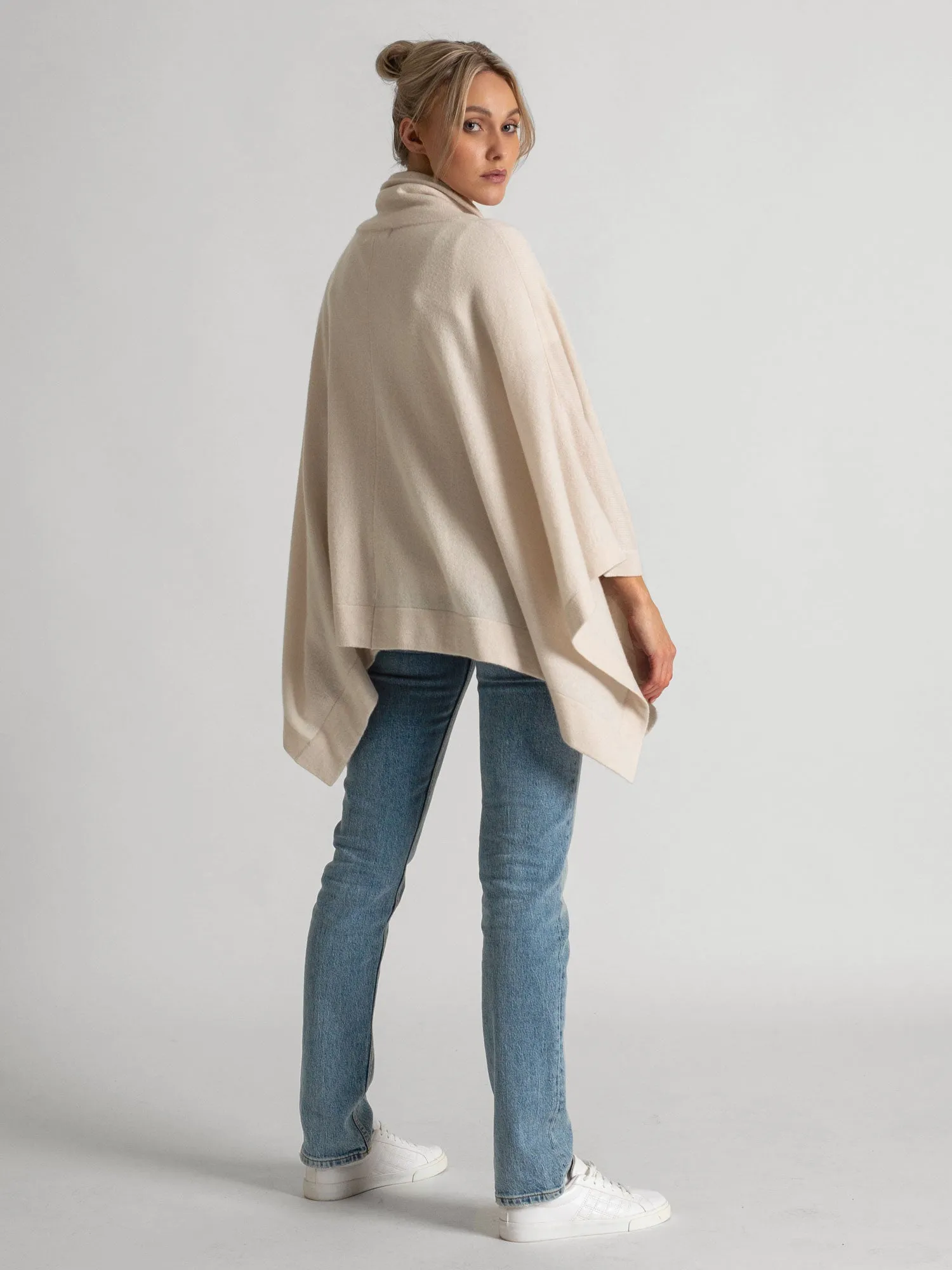 Cashmere poncho "Ylva" - pearl