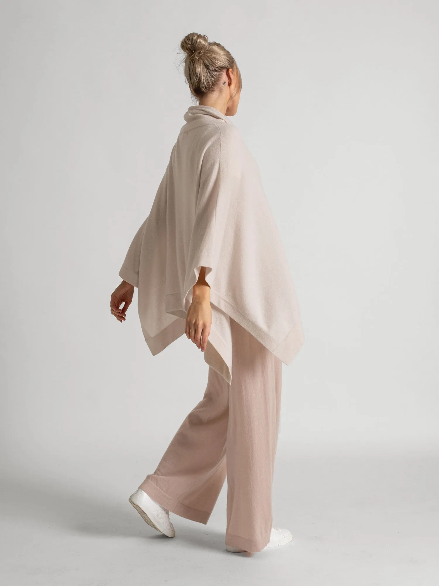 Cashmere poncho "Ylva" - pearl