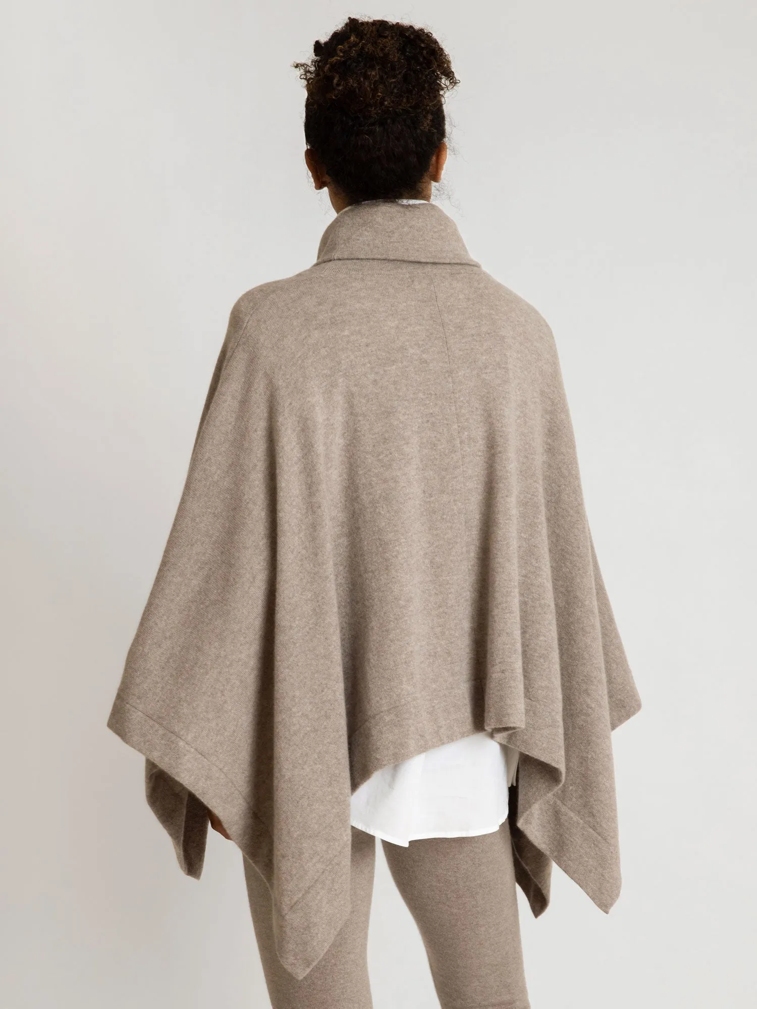 Cashmere poncho "Ylva" - toast