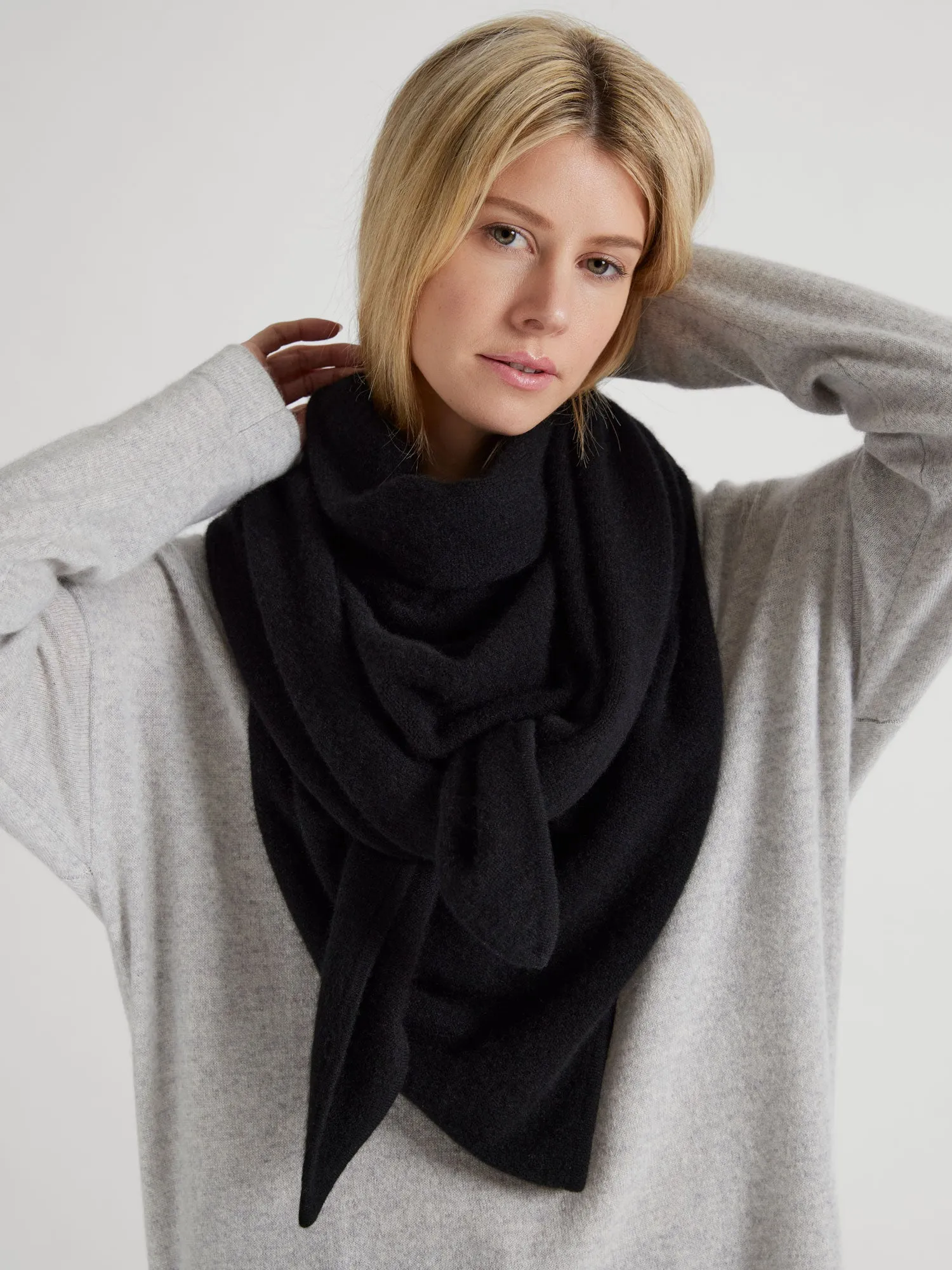 Cashmere scarf "Triangle" - black