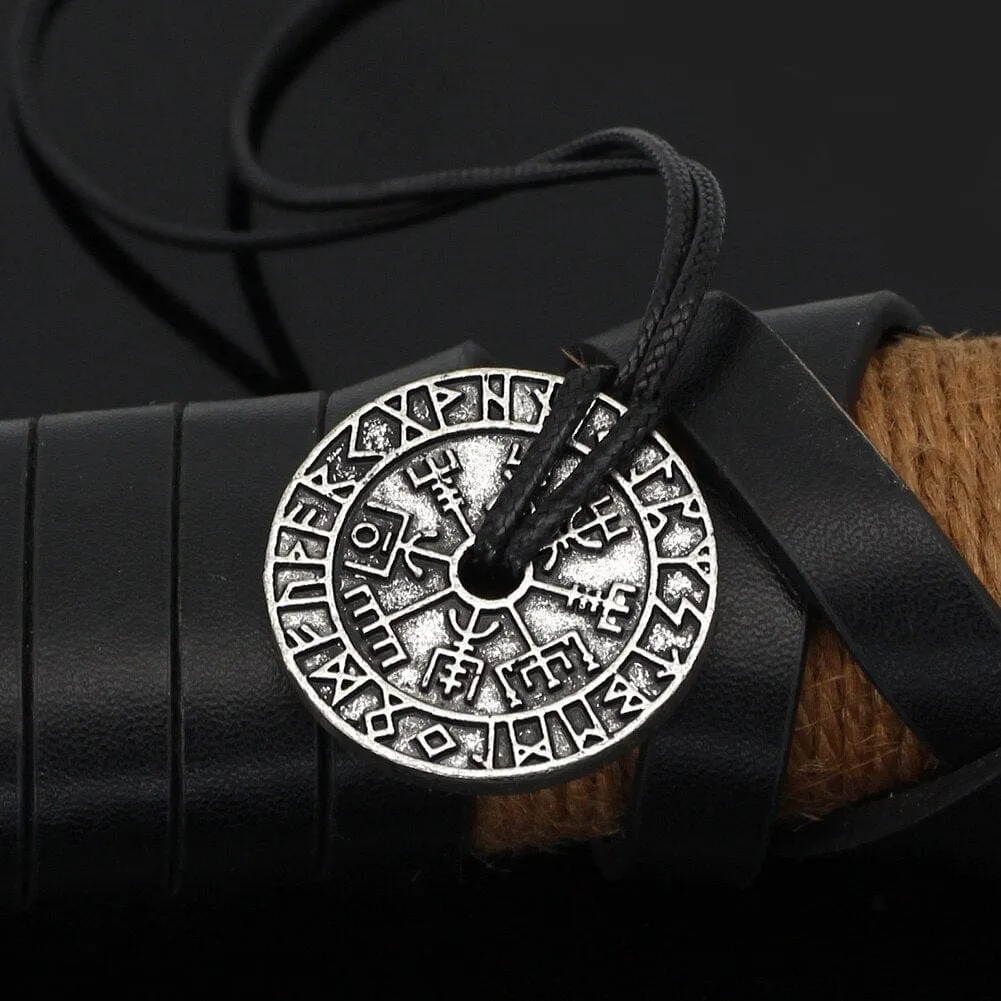 Collier runique Vegvisir