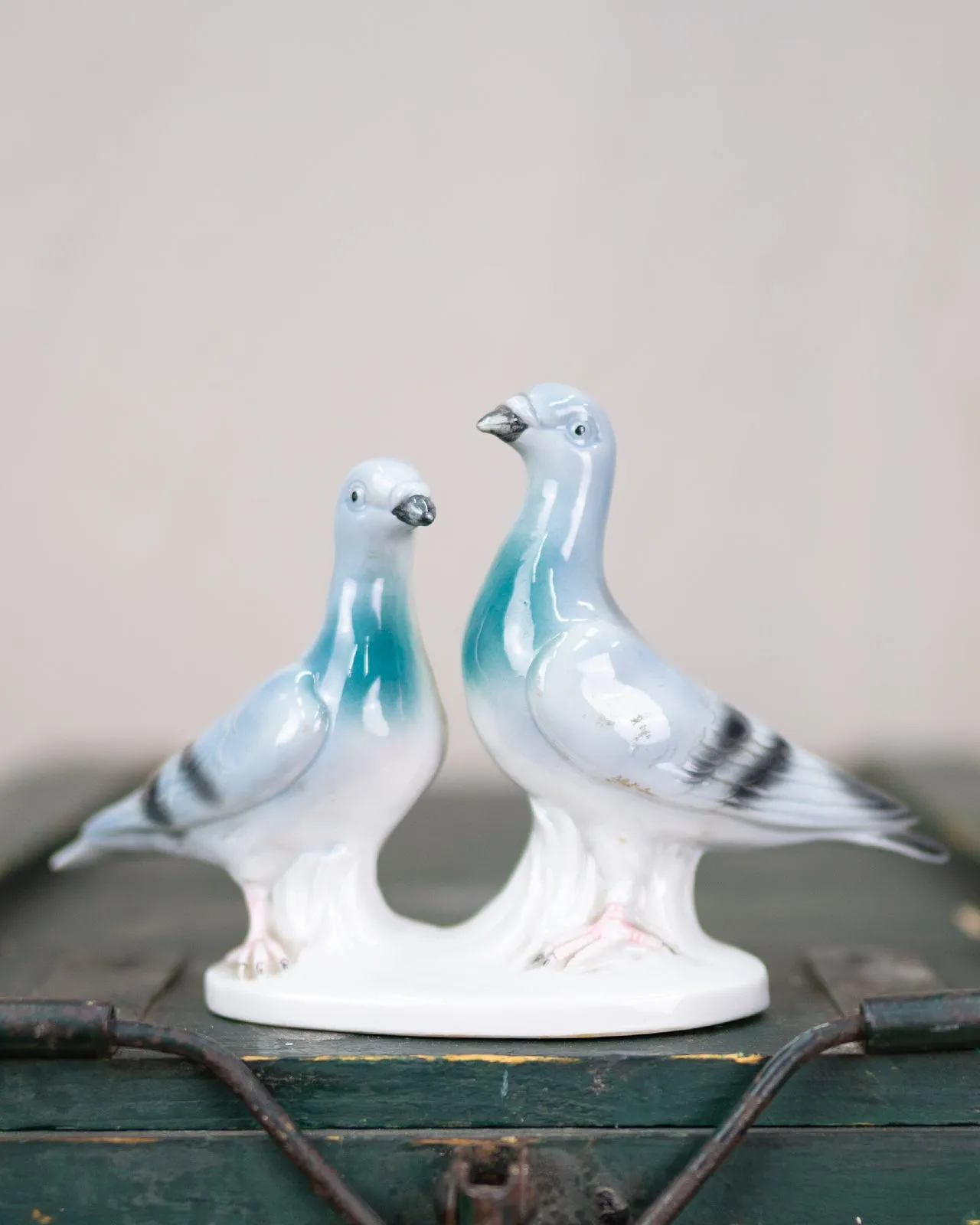 Pigeon couple statue