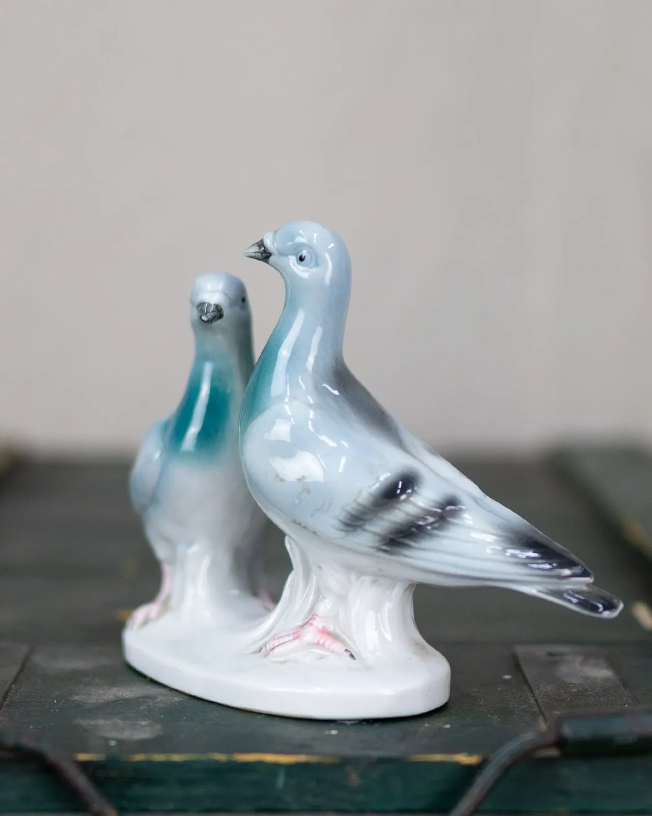 Pigeon couple statue