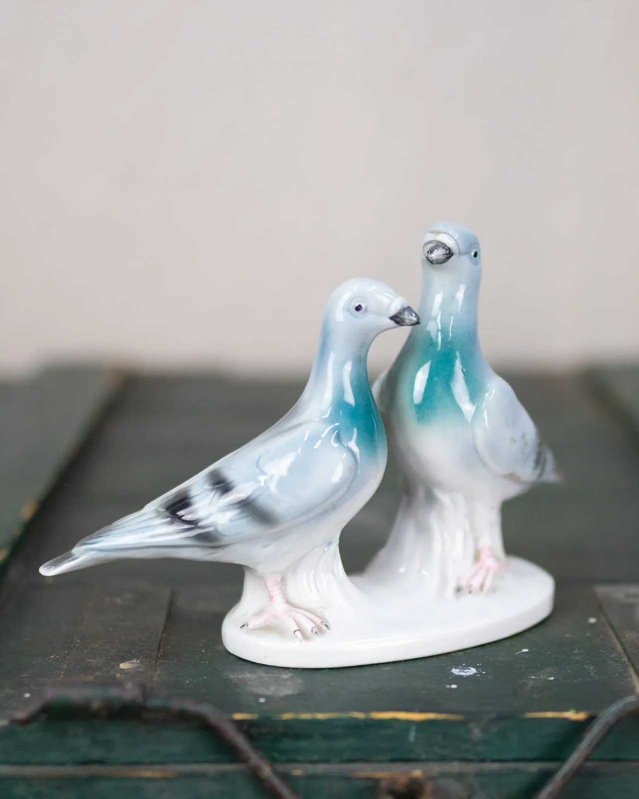 Pigeon couple statue