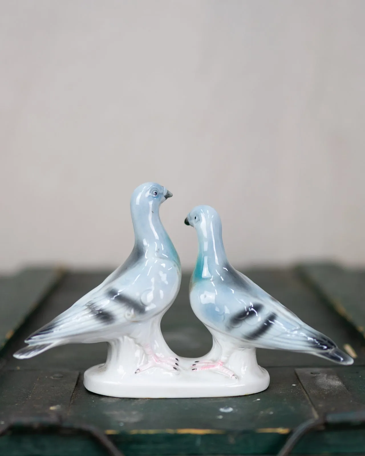 Pigeon couple statue