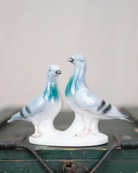 Pigeon couple statue